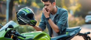 rapaz olha inconformado para sua moto ao descobrir que sofreu o golpe da moto clonada