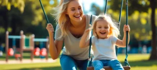 Mãe solo brincando com filha, simbolizando a busca por informações sobre seus direitos à pensão alimentícia e auxílios do governo.