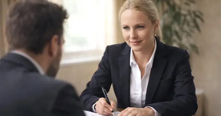 Advogada realizando atendimento jurídico em escritório de advocacia em Pirituba