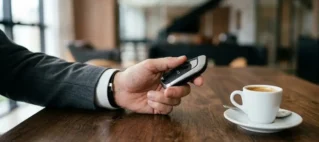 Close-up de chave de carro sobre mesa de escritório de advocacia, representando a conclusão de um processo de entrega de veículo.