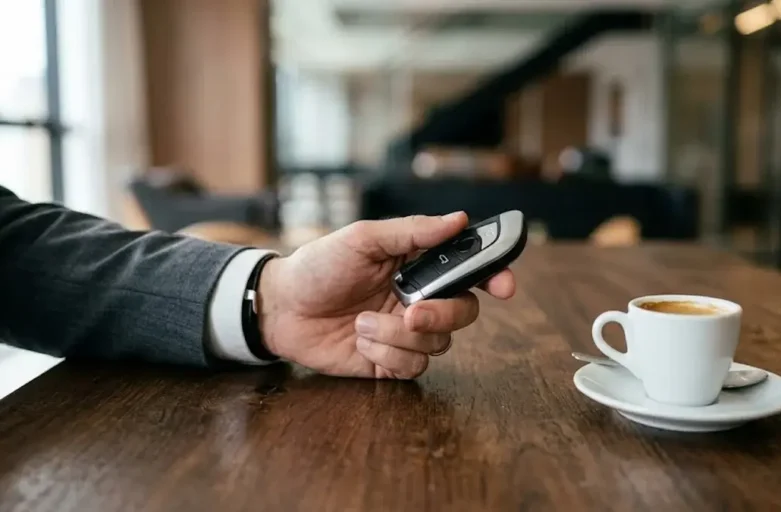 Close-up de chave de carro sobre mesa de escritório de advocacia, representando a conclusão de um processo de entrega de veículo.
